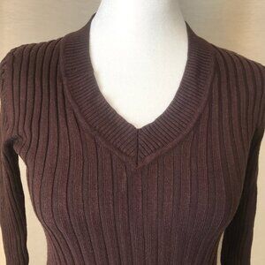Form-Fitting, Brown V-Neck Top - Perfect for Fall!